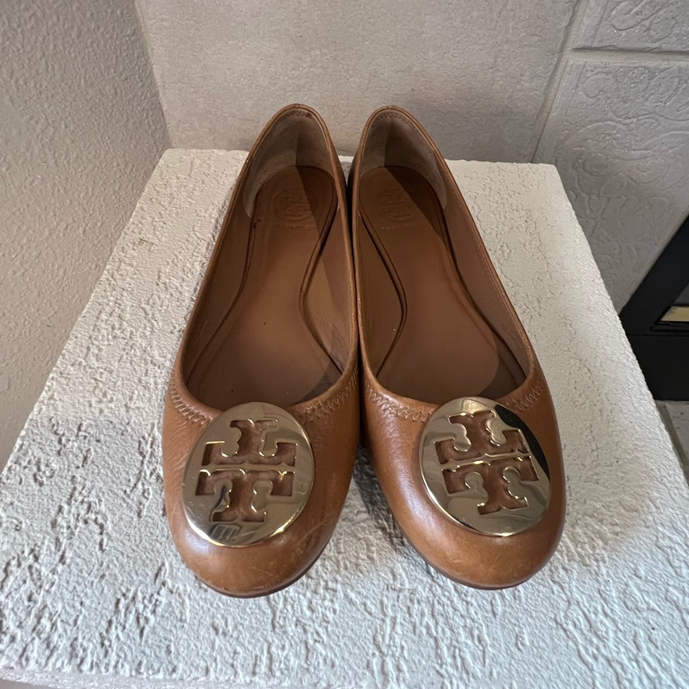 Ladies Tory Burch tan leather ballet flats with gold logo sz 6.5